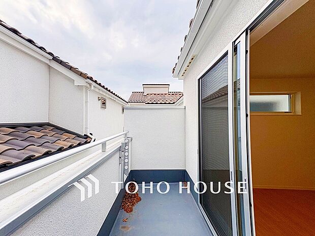 暮らしの中で光と風を演出してくれるバルコニー。