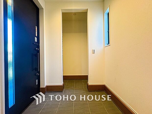 居住者の帰り、訪れる方を優しく迎えてくれる開放感のある玄関。