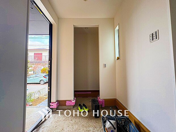 居住者の帰り、訪れる方を優しく迎えてくれる開放感のある玄関。