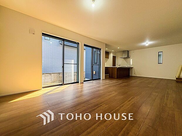 やわらかな陽射しがふりそそぎ、室内に開放感と爽快感をもたらします。