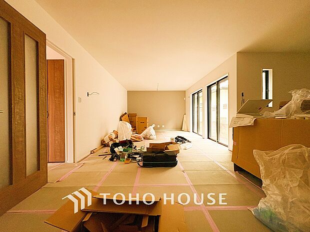 やわらかな陽射しがふりそそぎ、室内に開放感と爽快感をもたらします。