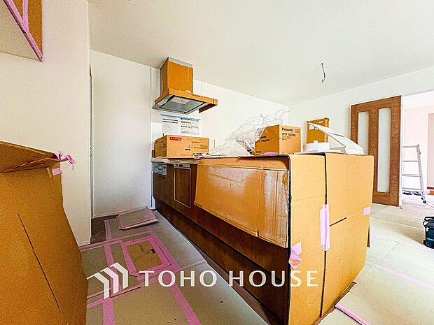 お手入れのしやすいすっきりしたシステムキッチンを採用しました。