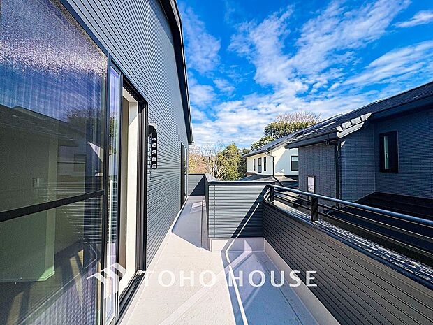 暮らしの中で光と風を演出してくれるバルコニー。