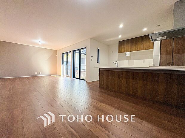 あたたかい日差しがたっぷり降り注ぐLDKは自然と家族の顔があかるい笑顔に。