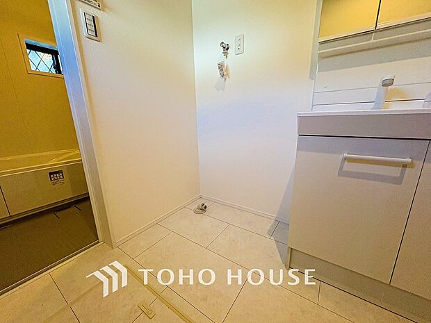 洗濯機を配置しても十分なスペースを確保しております。