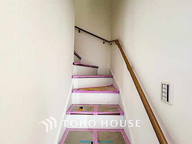 各フロアを結ぶ階段。集いの空間と一人の時間を楽しむプライベートルームをバランスよく繋いでいます。