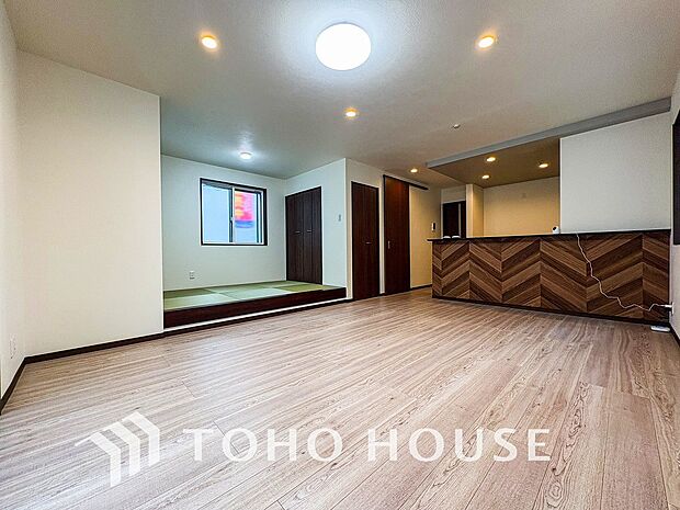 やわらかな陽射しがふりそそぎ、室内に開放感と爽快感をもたらします。