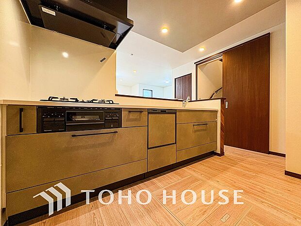 機能的で使い勝手のよさそうなキッチン。明るく清潔感があります。