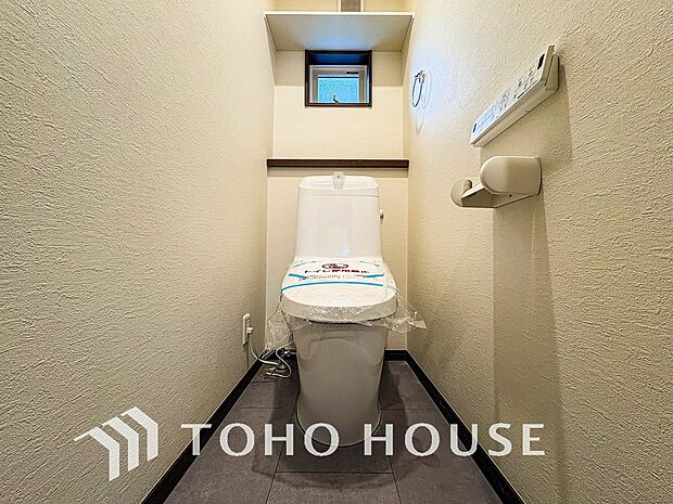 換気と明るさに配慮した清潔感溢れるトイレ。落ち着いた空間で安らぎのひとときをお過ごしいただけます。