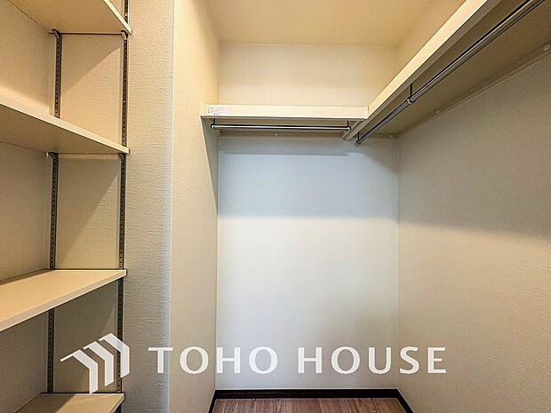 衣類だけでなく大きな荷物も収納でき、お部屋がすっきりします。