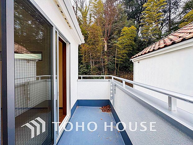 暮らしの中で光と風を演出してくれるバルコニー。