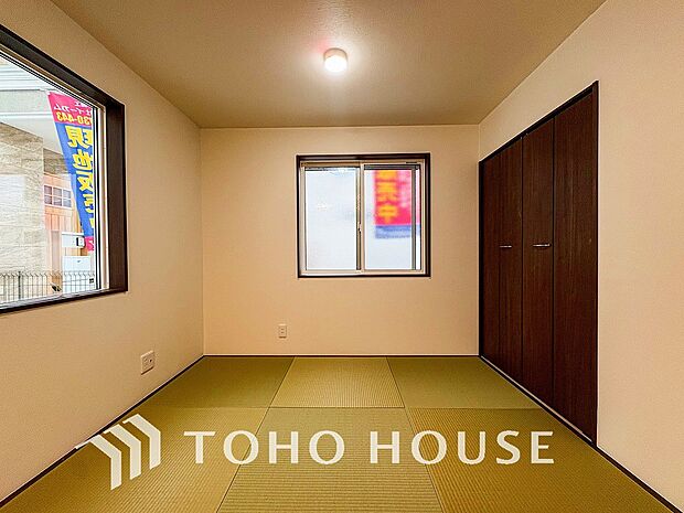 いぐさの香るしっとりと落ち着いた雰囲気の和室です。