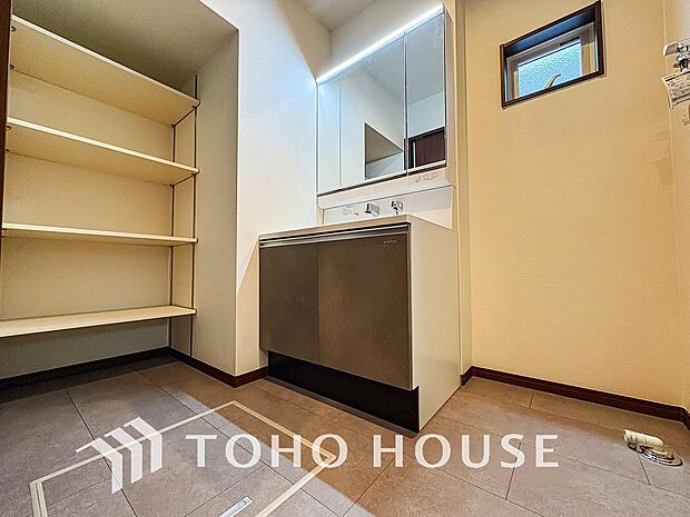 落ち着いた空間を演出するカラーと、ゆったりお使い頂ける広さが魅力のパウダールーム。