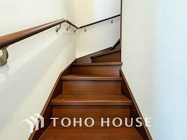 各フロアを結ぶ階段。集いの空間と一人の時間を楽しむプライベートルームをバランスよく繋いでいます。