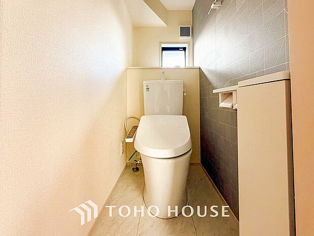 換気と明るさに配慮した清潔感溢れるトイレ。落ち着いた空間で安らぎのひとときをお過ごしいただけます。