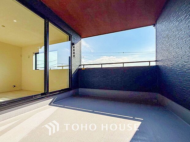 暮らしの中で光と風を演出してくれるバルコニー。のびかな景観も眺めることができます。