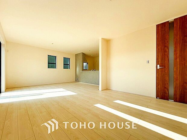 光と風があふれる開放的なリビングダイニングには自然と家族みんなが集まってきます。