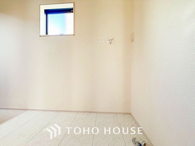 洗濯機を配置しても十分なスペースを確保しております。