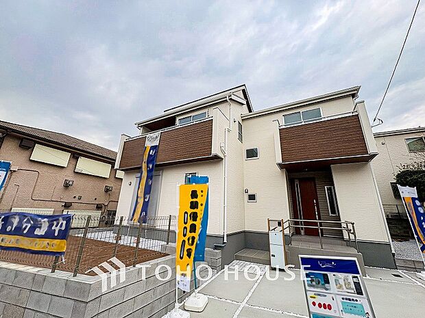 前面道路含む現地写真『快適』は「家」と「街」と「環境」が調和した時に訪れるだと改めて感じさせてくれます。