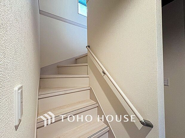 階段にはお子様やお年寄りに安心な手すりをご用意。