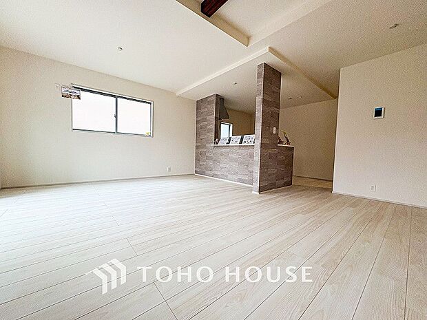 ご家族みんながゆったり寛げる広々リビング。上質な時間を育む暮らしのメインステージです。