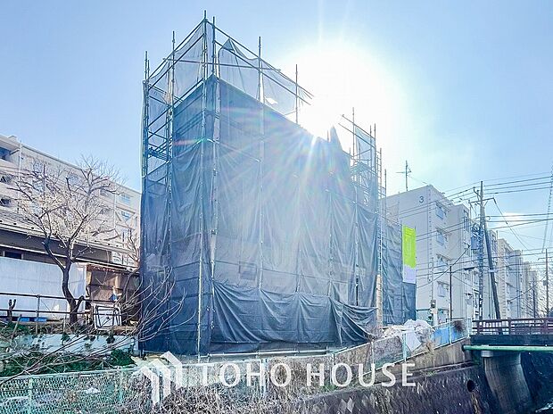 爽やかな青空の下に贅沢なほどに降り注ぐ陽光、豊かな居住性と、クオリティが見事に調和した住空間。