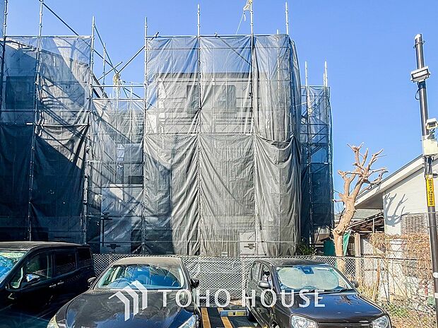 住む人を映し出す洗練された佇まいは、いつまでも輝き続けながらいつしか街の風景に溶け込んでいきます。