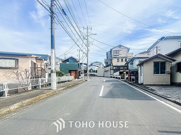 前面道路含む現地写真『快適』は「家」と「街」と「環境」が調和した時に訪れるだと改めて感じさせてくれます。