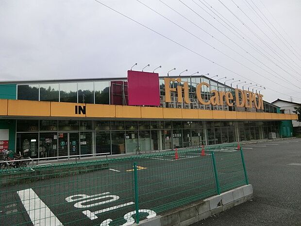 薬・化粧品だけではなく、食品や雑貨等も取り揃え、 日常の買い物がスピーディーにできる品揃えです。