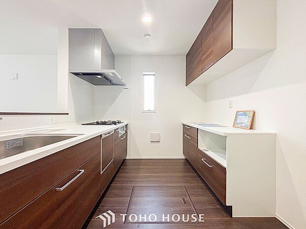 明るい自然光が入る対面キッチン。家族そろってキッチンに立っても調理がしやすい余裕の広さ。