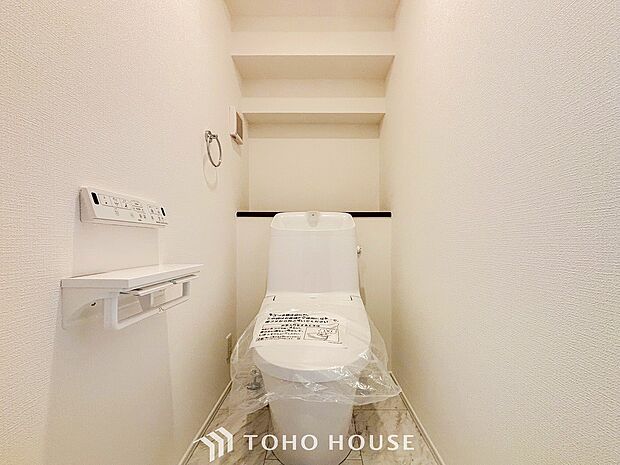 トイレはシンプルにホワイトで統一した温水洗浄付です。