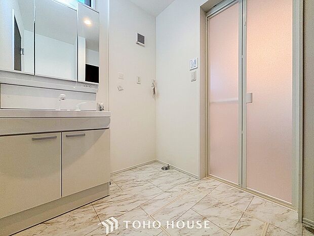 清潔感のあるプライベート空間は、身だしなみチェックや肌のお手入れに最適です。