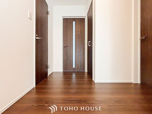 上質感漂う廊下。居住者の帰り、訪れる方を優しく迎え安らぎに満ちた生活空間を予感させます。