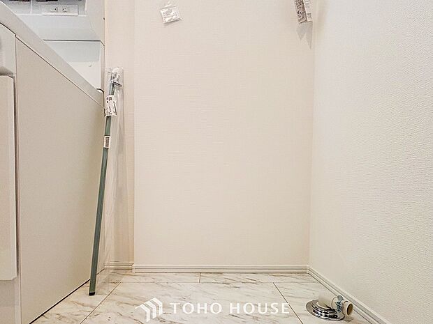 洗濯機を配置しても十分なスペースを確保しております。