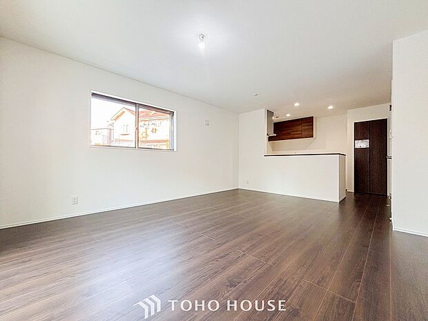 忙しい朝でも、しっかり家族が揃って食事をして頂けるゆとりある大きさのダイニングスペース。