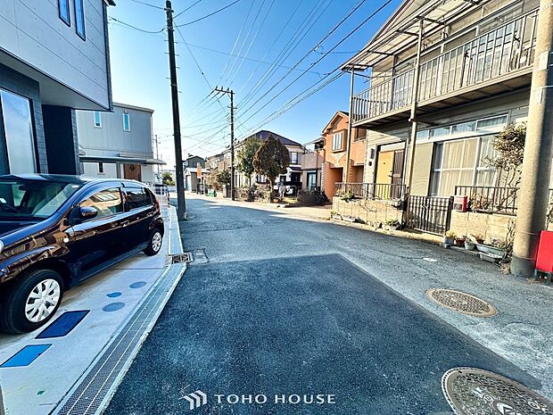 前面道路含む現地写真『快適』は「家」と「街」と「環境」が調和した時に訪れるだと改めて感じさせてくれます。