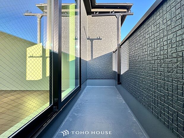 暮らしの中で光と風を演出してくれるバルコニー。