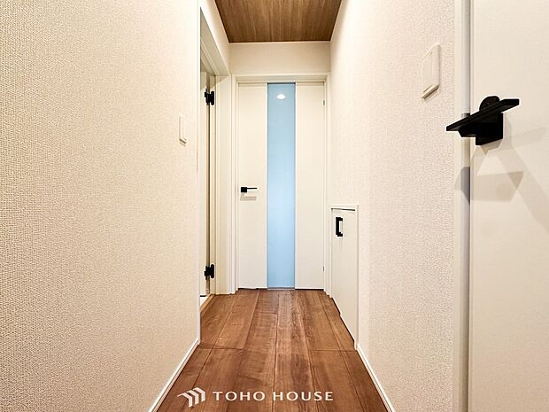 上質感漂う廊下。居住者の帰り、訪れる方を優しく迎える・安らぎに満ちた生活空間を予感させる。