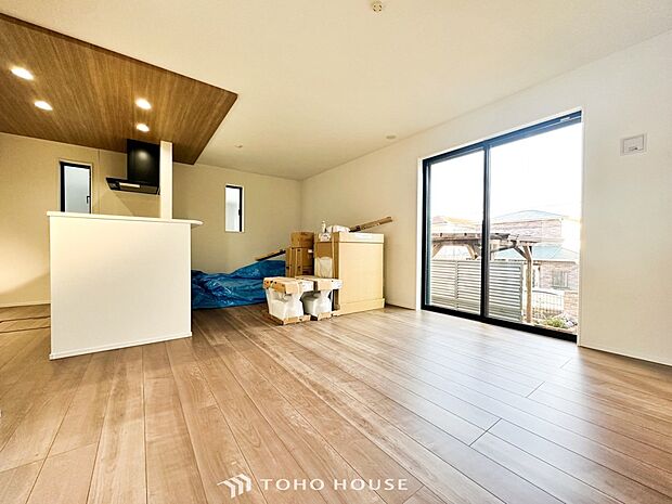 明るく開放的な空間が広がるLDK。室内には豊かな陽光が注ぎ込み、爽やかな住空間を演出。