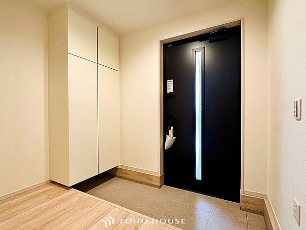 落ち着いた色を基調としていて、明るく優しい玄関となっています。