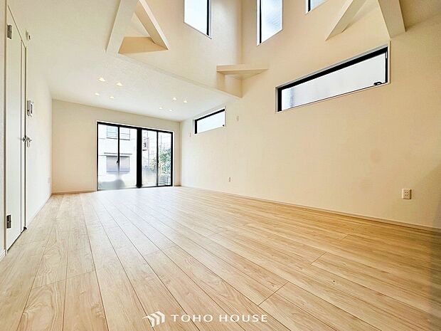 明るく開放的な空間が広がるLDK。室内には豊かな陽光が注ぎ込み、爽やかな住空間を演出。