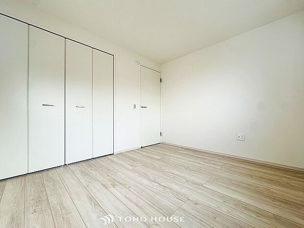 大きな窓からたっぷりと陽光が注がれる明るい空間。家族の成長に対応できる永住仕様の間取り。