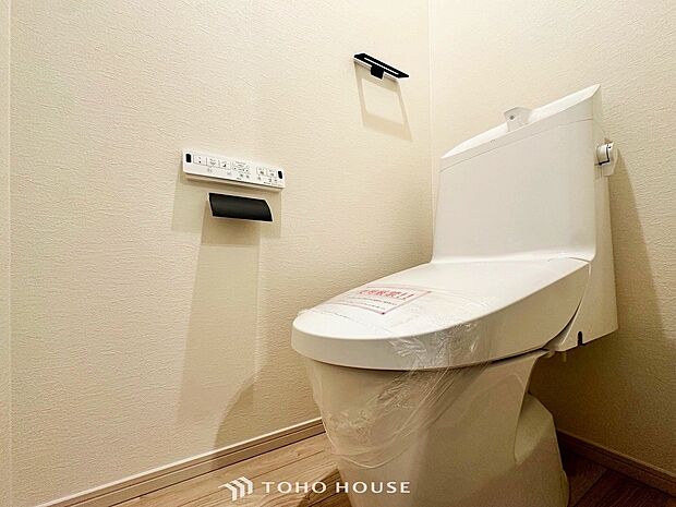 換気と明るさに配慮した清潔感溢れるトイレ。落ち着いた空間で安らぎのひとときをお過ごしいただけます。