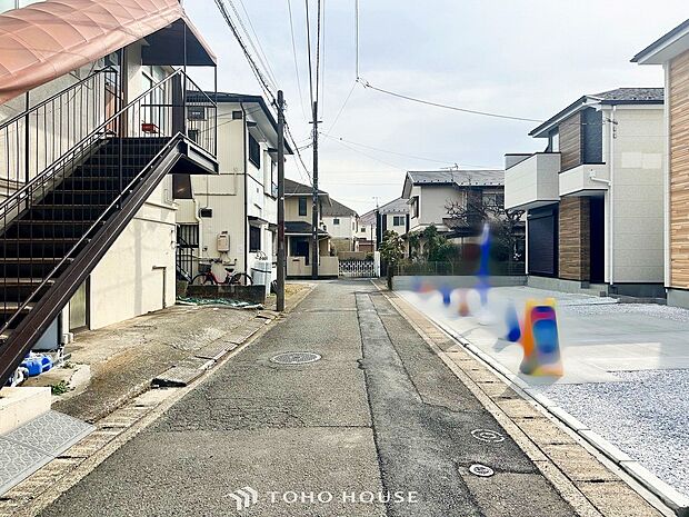 前面道路含む現地写真『快適』は「家」と「街」と「環境」が調和した時に訪れるだと改めて感じさせてくれます。