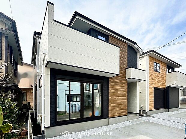 住む人を映し出す洗練された佇まいは、いつまでも輝き続けながらいつしか街の風景に溶け込んでいきます。