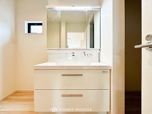 清潔感のあるカラーで統一されたプライベート空間は、身だしなみチェックや肌のお手入れに最適です。