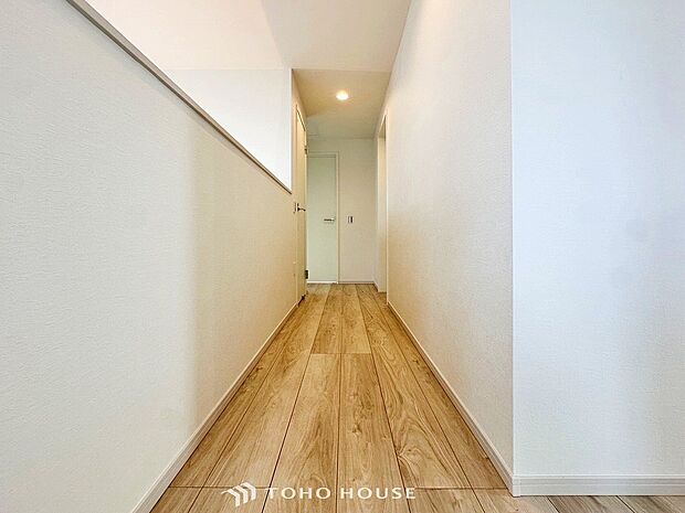 上質感漂う廊下。居住者の帰り、訪れる方を優しく迎え安らぎに満ちた生活空間を予感させます。