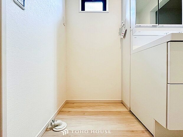 洗濯機を配置しても十分なスペースを確保しております。