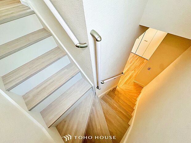 各フロアを結ぶ階段。集いの空間と一人の時間を楽しむプライベートルームをバランスよく繋いでいます。