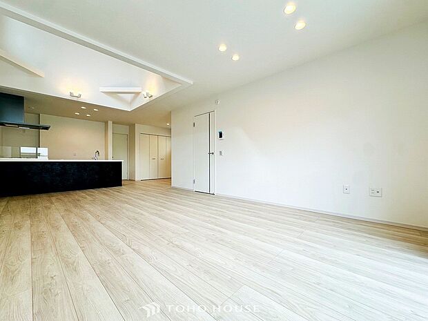 あたたかい日差しがたっぷり降り注ぐLDKは自然と家族の顔があかるい笑顔に。